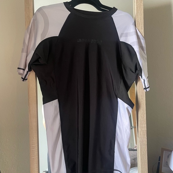 Bundle of 2 rash guards - Picture 3 of 3